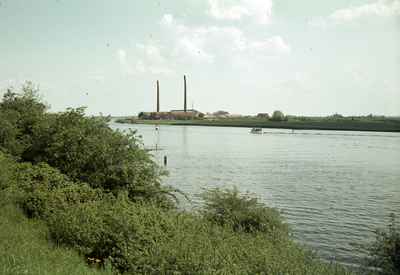 808218 Gezicht op de steenfabriek van Ten Cate te Lienden, met op de voorgrond de Rijn.